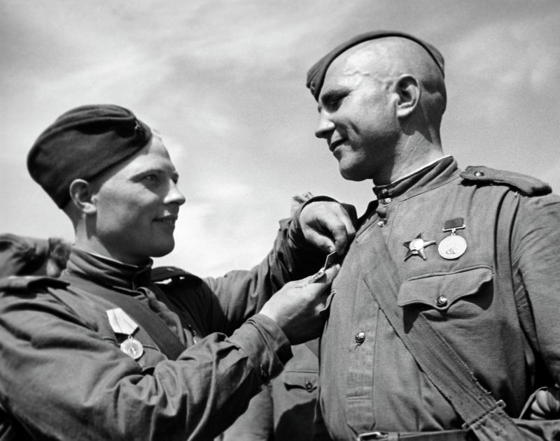 Советские военные, награжденные медалью «За оборону Ленинграда». Июнь 1944 г.