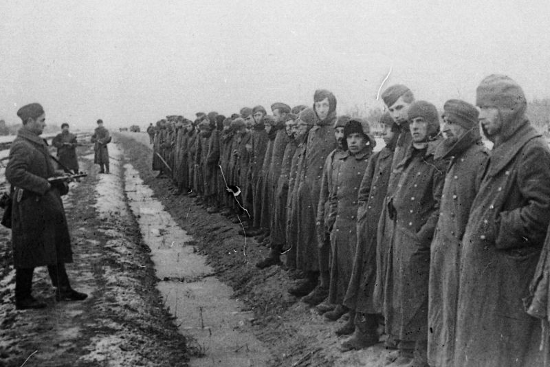 Немецкие солдаты, плененные во время освобождения Краснодара. Февраль 1943 г.