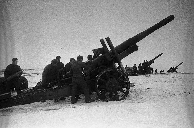 Советские бронебойщики с ПТРД-41 в окопе
