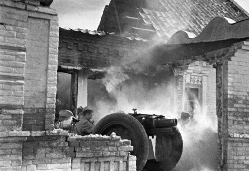 Расчет советской 76-мм полковой пушки в уличном бою за освобождение Мелитополя. Октябрь 1943 г.
