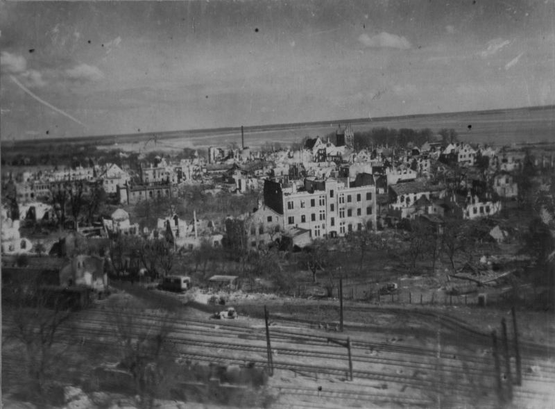 Вид на разрушенные кварталы Фишхаузена и железную дорогу после окончания боев за город. Апрель 1945 г.