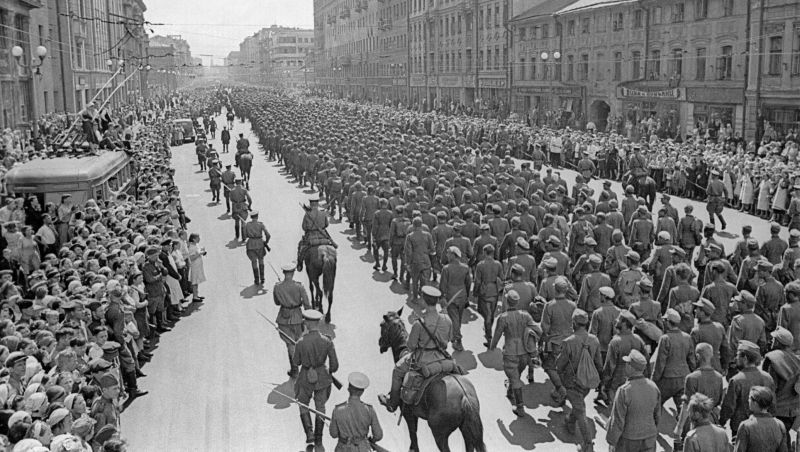 Марш немецких пленных по Москве — проход колонны по улице Горького. 17 июля 1944 г.