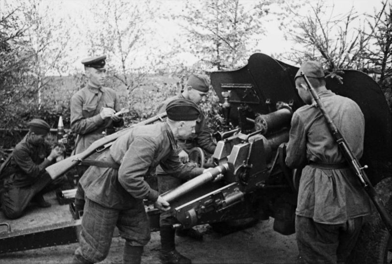 Расчет пушки Ф-22-УСВ командира Елисеева готовится открыть огонь на Калининском фронте. 24-25.05.1942 г.