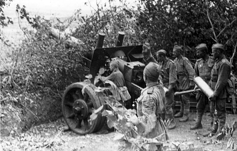 Расчет гаубицы-пушки МЛ-20 гвардии сержанта Пегушина на огневом рубеже. 1943 г.