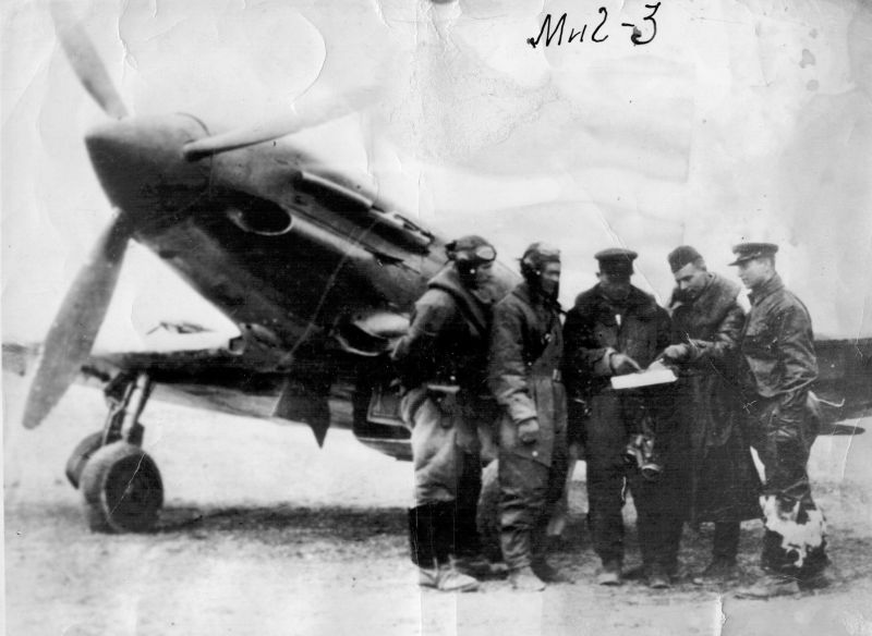 Летчики 445-го ИАП во время переучивания на истребители МиГ-3 на аэродроме Кашира. Сентябрь 1941 г.
