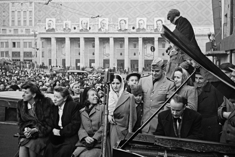 Праздничное выступление пианиста Московской филармонии Ю. Брюшкова на площади Маяковского. 9 мая 1945 г.
