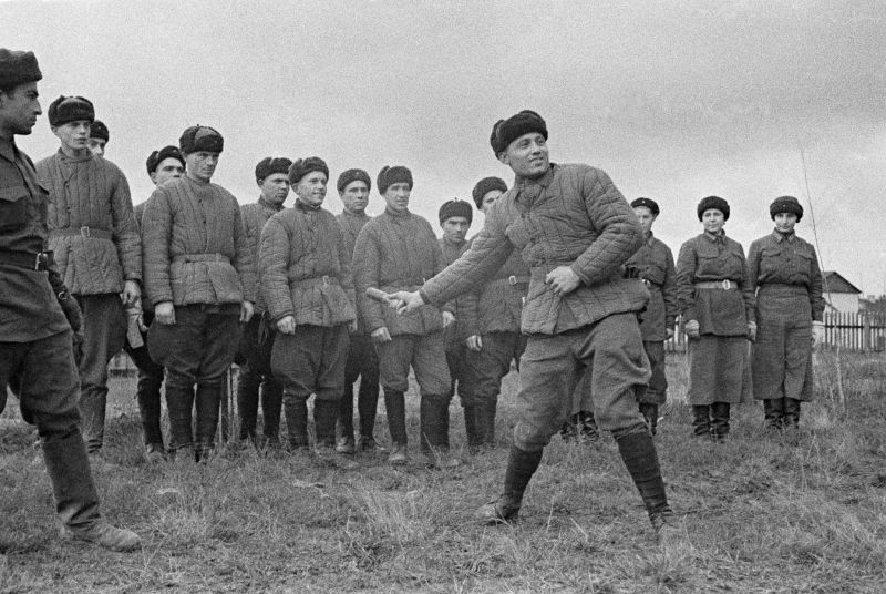 Бойцы 3-й Московской дивизии народного ополчения на занятиях по метанию гранат. 24 октября 1941 г.