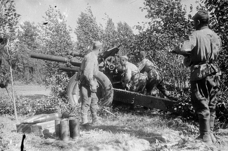 Расчет гаубицы М-30 советского 376-го гап готовится открыть огонь. 17 сентября 1944 г.