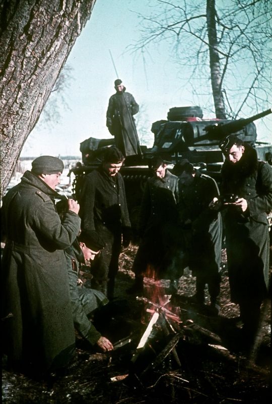 Немецкие танкисты греются у костра во время боев под Волоколамском. Декабрь 1941 г.