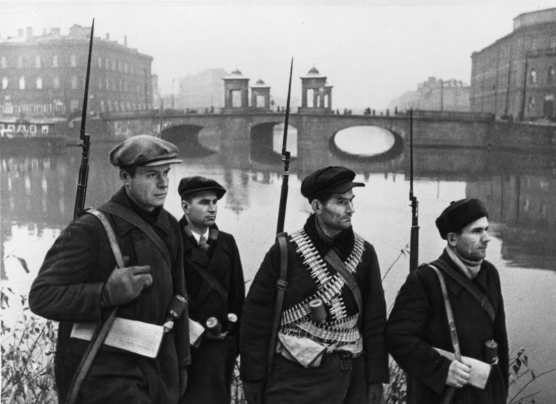 Патруль «ястребков» на улице блокадного Ленинграда. Сентябрь-октябрь 1941 г.