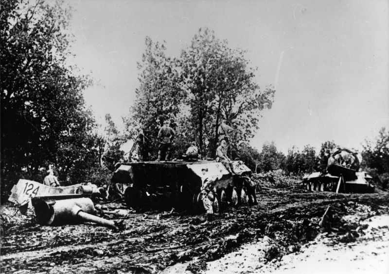 Бойцы РККА осматривают танки Pz.Kpfw. V «Пантера», подбитые на Курской дуге. Июль 1943 г.
