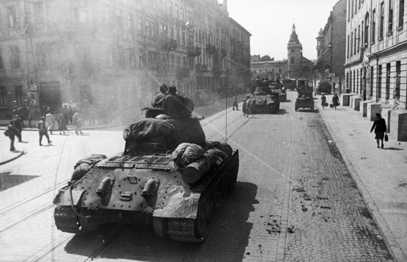 Колонна советских танков Т-34 следует по улице освобожденного Львова. Июль 1944 г.