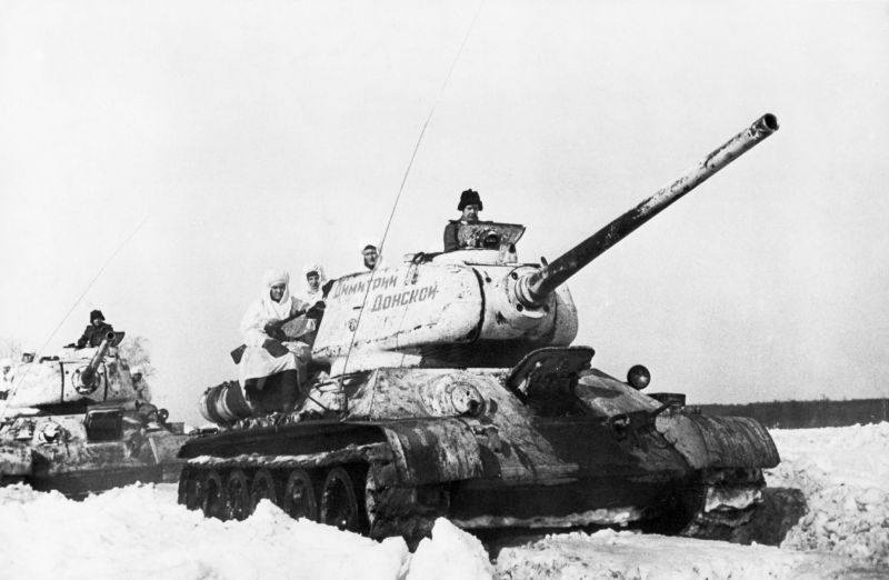 Колонная танков Т-34-85 «Дмитрий Донской» 38-го отдельного танкового полка на марше. 1944 г.