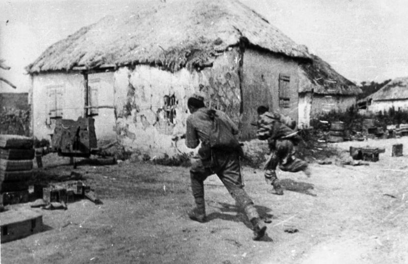 Советские бойцы ведут бой в населенном пункте на Белгородском направлении. Август 1943 г.