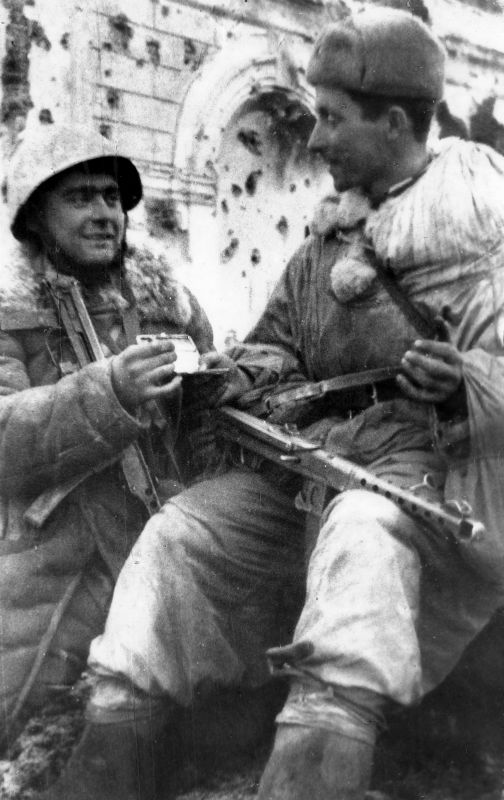 Командиры взводов А. Журавлёв и Г. Сорокин после боя на станции Александровская. 17 января 1944 г.