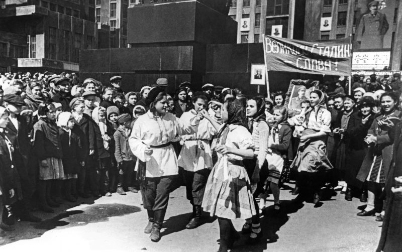 Праздничные гуляния 9 мая 1945 года на площади Ленина в Минске. 9 мая 1945 г.