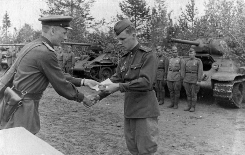Гвардии подполковник И. Жибрик вручает медаль гвардии старшему лейтенанту В.К. Мерецкову. 5 июля 1943 г.