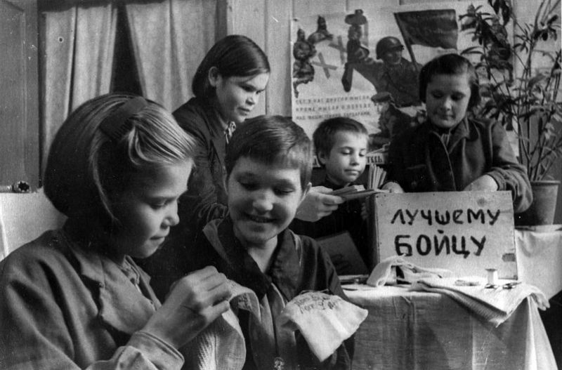 Ученицы железнодорожной школы № 1 города Молотова готовят подарки бойцам Красной Армии. Октябрь 1943 г.