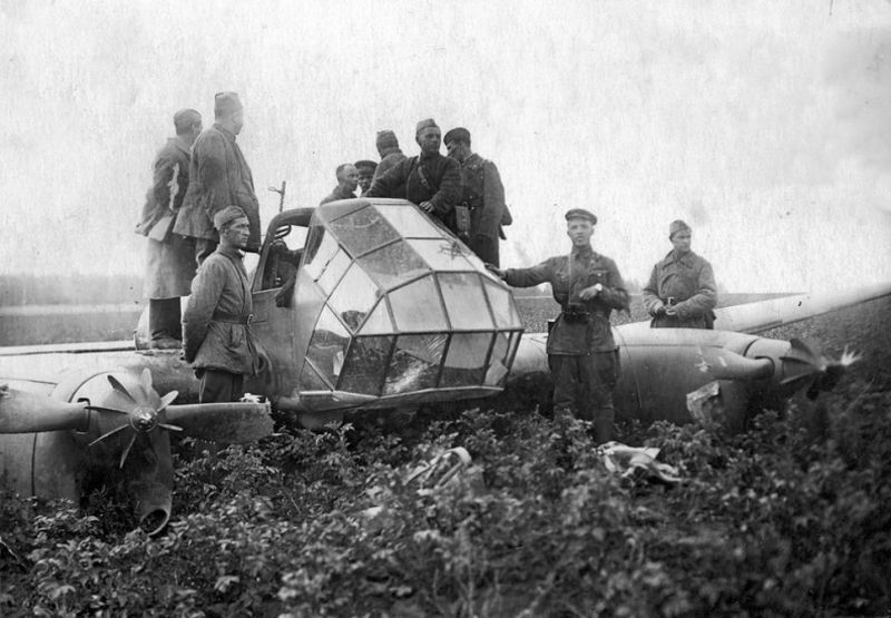 Военнослужащие 113-й сд осматривают сбитый немецкий самолет-разведчик «Фокке-Вульф 189». Сентябрь 1941 г.