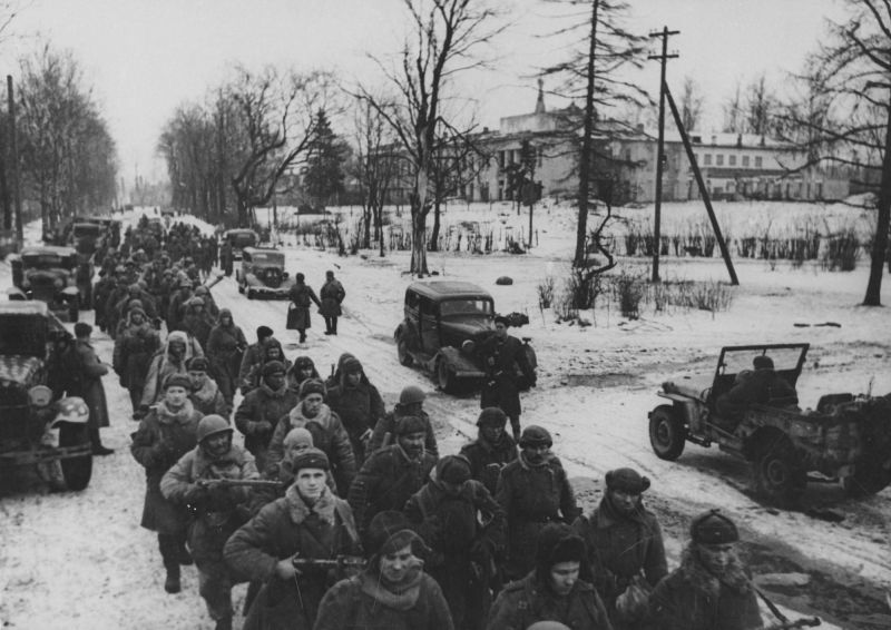 Вступление советских частей в освобожденную Гатчину. 26 января 1944 г.