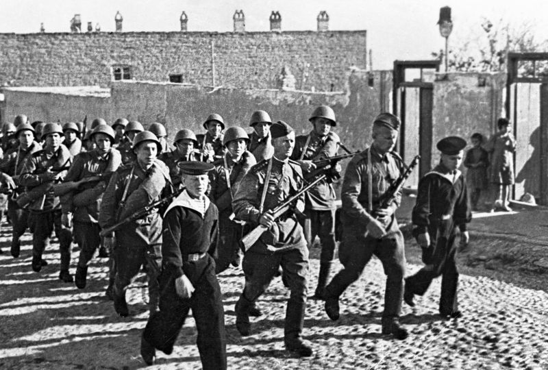 Батальон морской пехоты Каспийской флотилии отправляется на фронт со станции Баланджары. Апрель 1943 г.