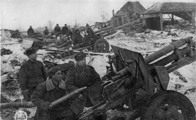 Артиллеристы командира огневого взвода И.Г. Зубаря на позиции в районе Александровки. 17 января 1944 г.