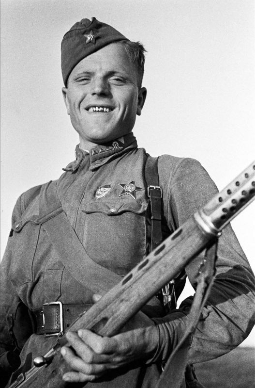 Старший сержант М.С. Марковиченко со снайперской винтовкой СВТ-40. 1942 г.