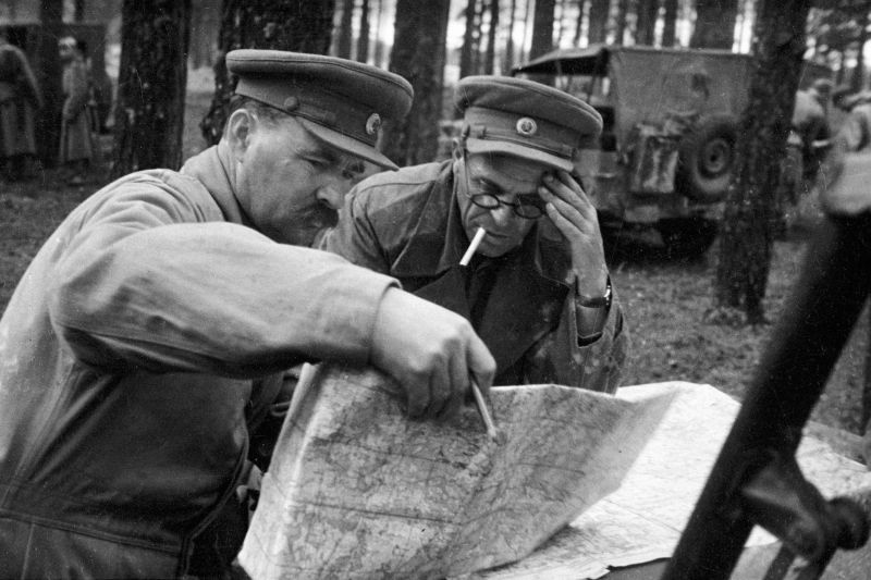 Командующий 10-й гвардейской армией генерал М.И. Казаков у карты уточняет задачу. Сентябрь 1944 г.