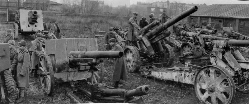 Бойцы РРКА осматривают трофейные артиллерийские орудия во дворе Артиллерийского музея. Ноябрь 1944 г.