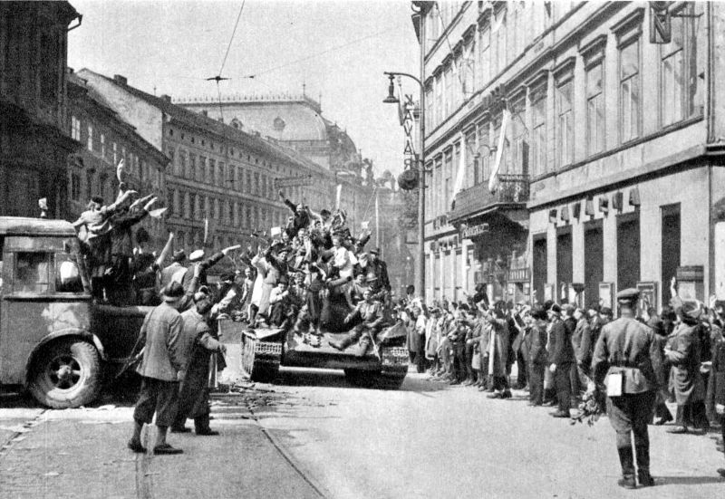 Горожане на Национальном проспекте в Праге приветствуют советский танк Т-34-85. Май 1945 г.