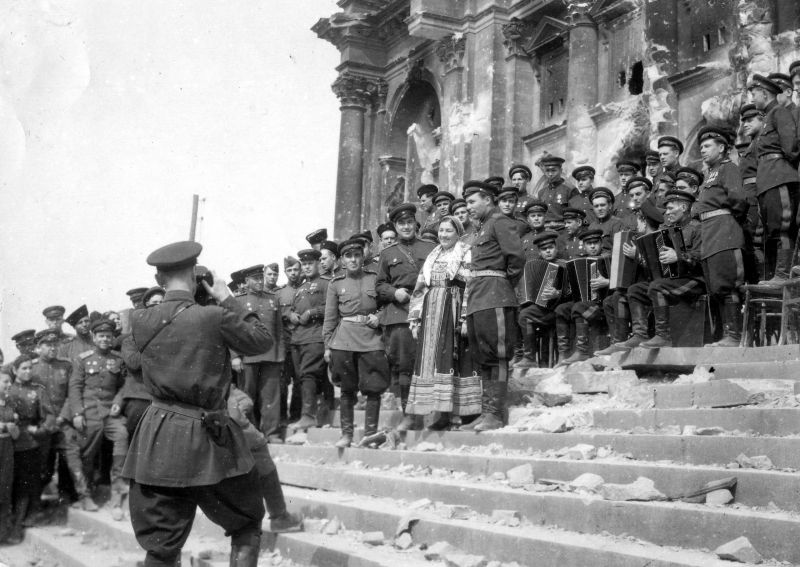 Лидия Русланова с бойцами и командирами во время концерта на фоне Рейхстага. Май 1945 г.