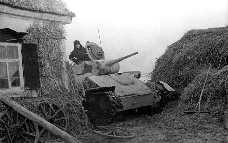 Экипаж танка Т-70 лейтенанта Н.М. Остапущенко из 174-й танковой бригады в засаде. Декабрь 1942 г.