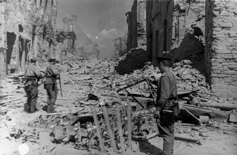 Советские сапёры за разминированием улицы в Нарве. 26 июля 1944 г.