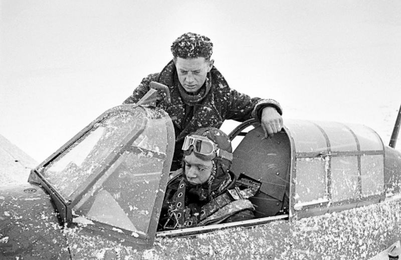 Флайт-лейтенант Джек Росс инструктирует перед вылетом лейтенанта Виктора Максимовича. Октябрь 1941 г.