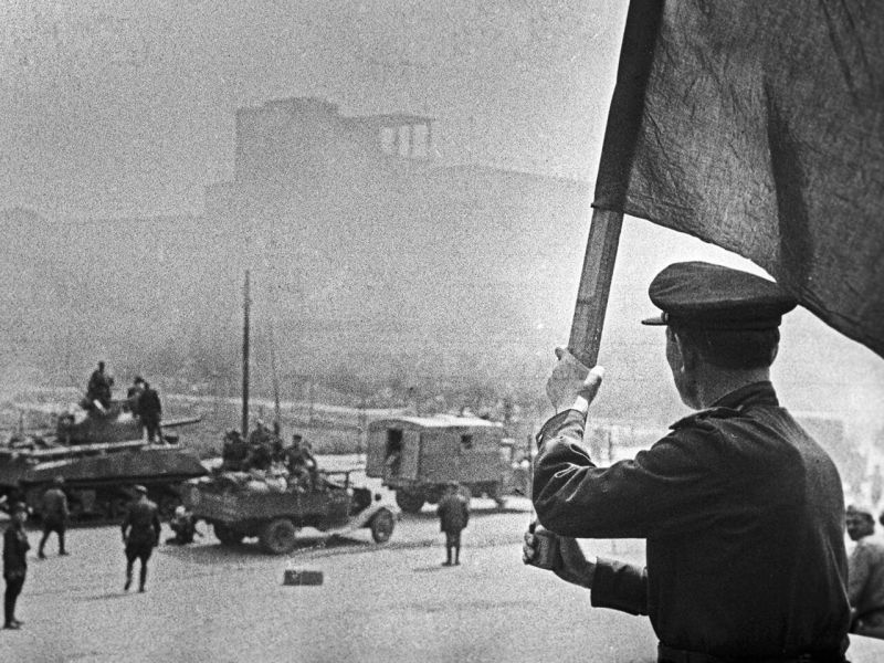Советский офицер с красным знаменем на площади Ленина в освобожденном Минске. Июль 1944 г.