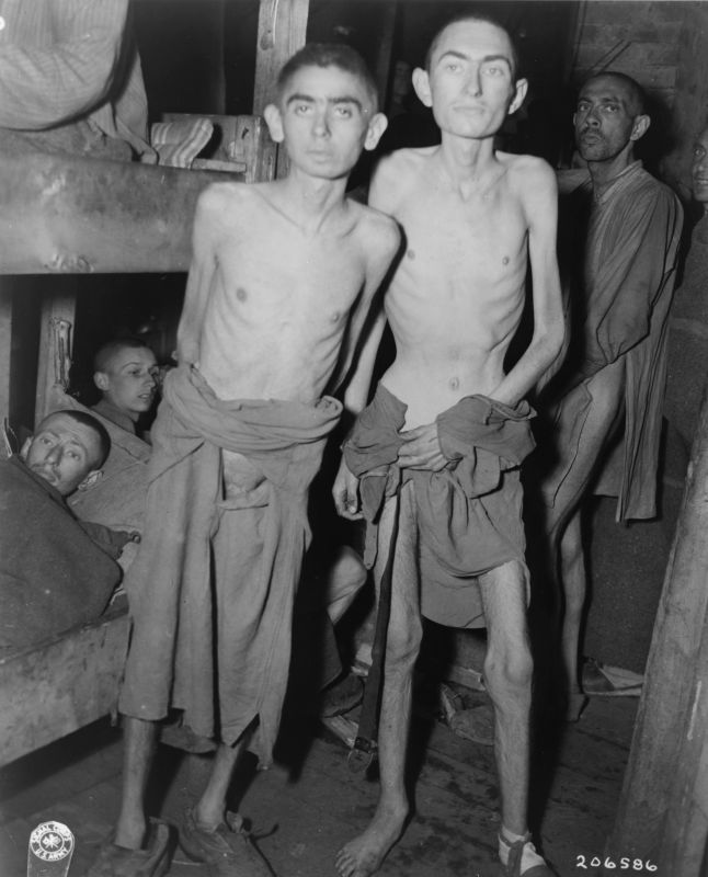 Заключенные концлагеря в Ампфинге после освобождения военное фото