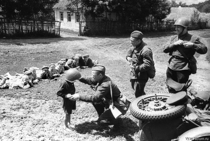 Солдаты 51-го отдельного мотоциклетного батальона с советскими детьми