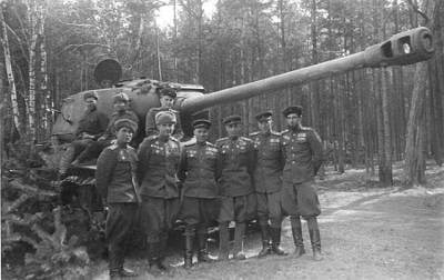 Командный состав 88-го танкового полка рядом с танком ИС-2