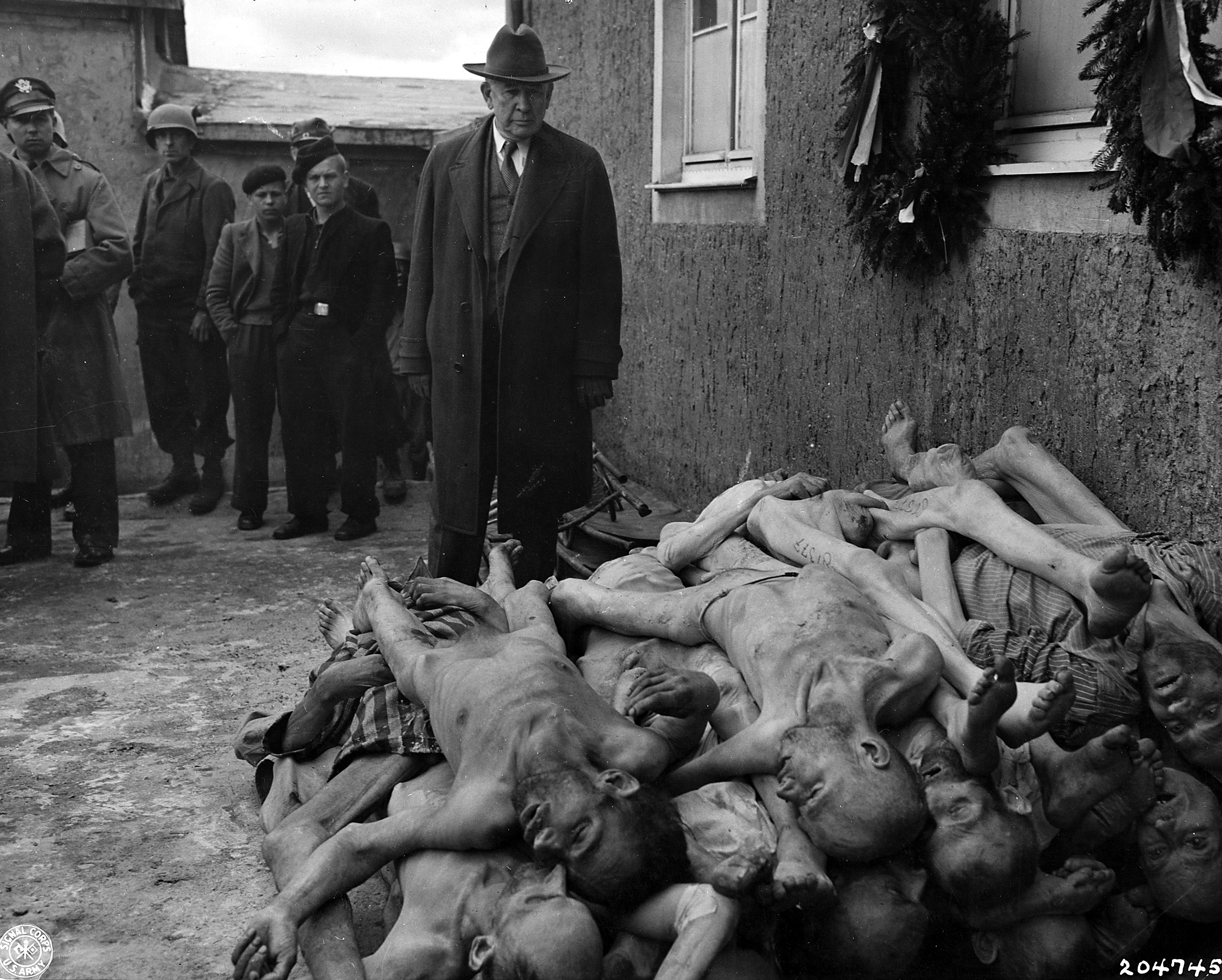 http://waralbum.ru/wp-content/uploads/2010/06/Buchenwald-bei-Weimar-am-24-April-1945.jpg
