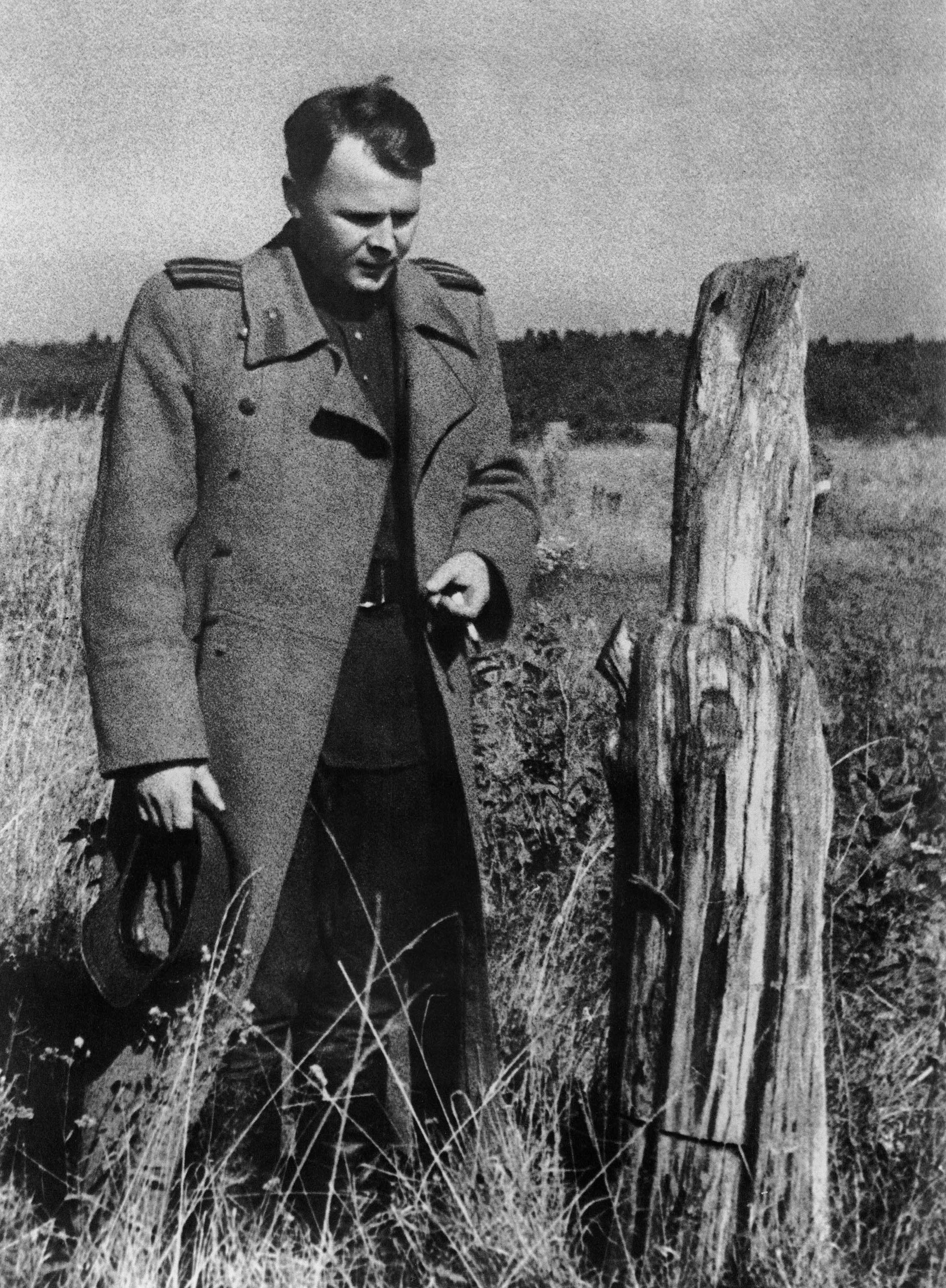 Поэт Александр Твардовский на пепелище родного дома, 1943 г.
