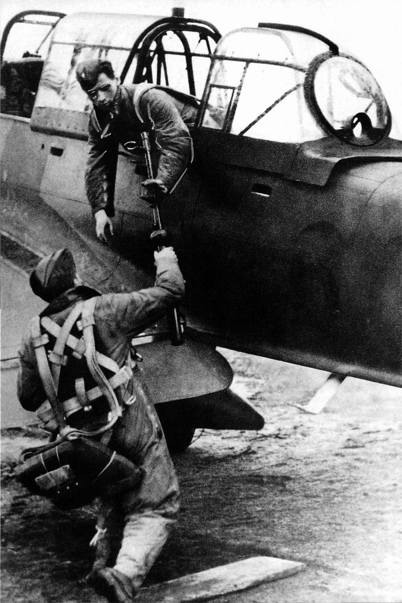 1-Ju-87B-Stuka-StG1-pilot-hands-his-rear