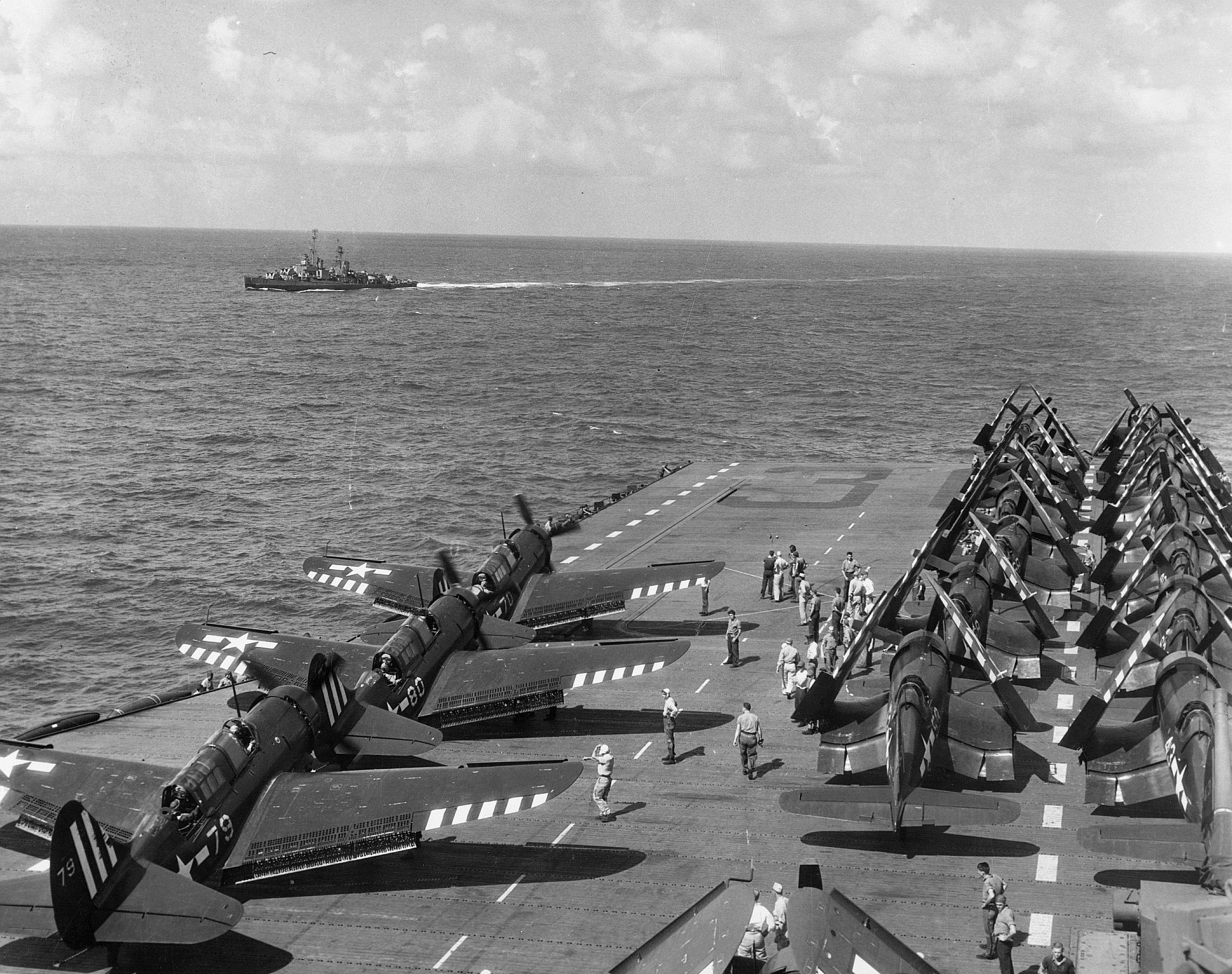 USS_Antietam_flight_deck_1945.jpg