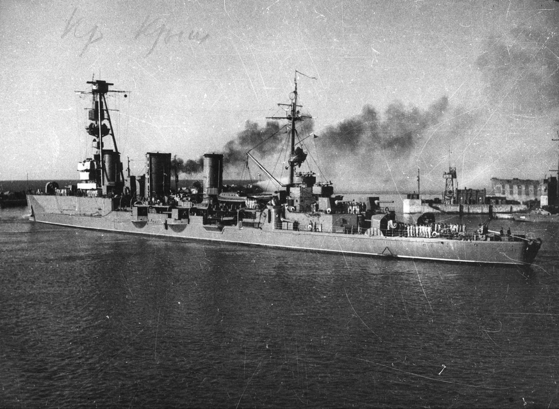 Советский легкий крейсер «Красный Крым», выходящий из порта Поти
