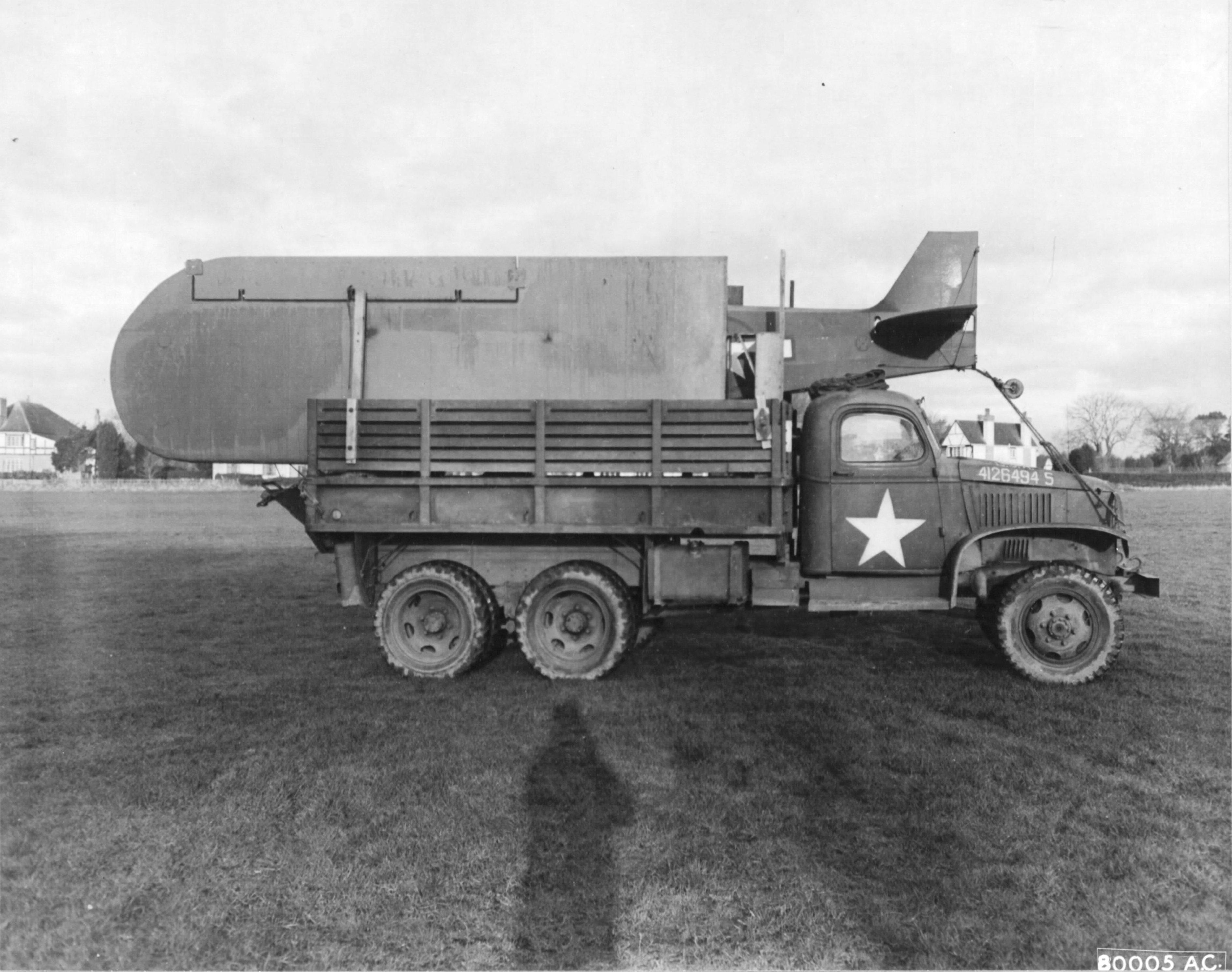 Американский самолет воздушного наблюдения «Пайпер L4 Грассхоппер» (Piper L4 Grasshopper), погруженный в кузов грузовика GMC CCKW 353