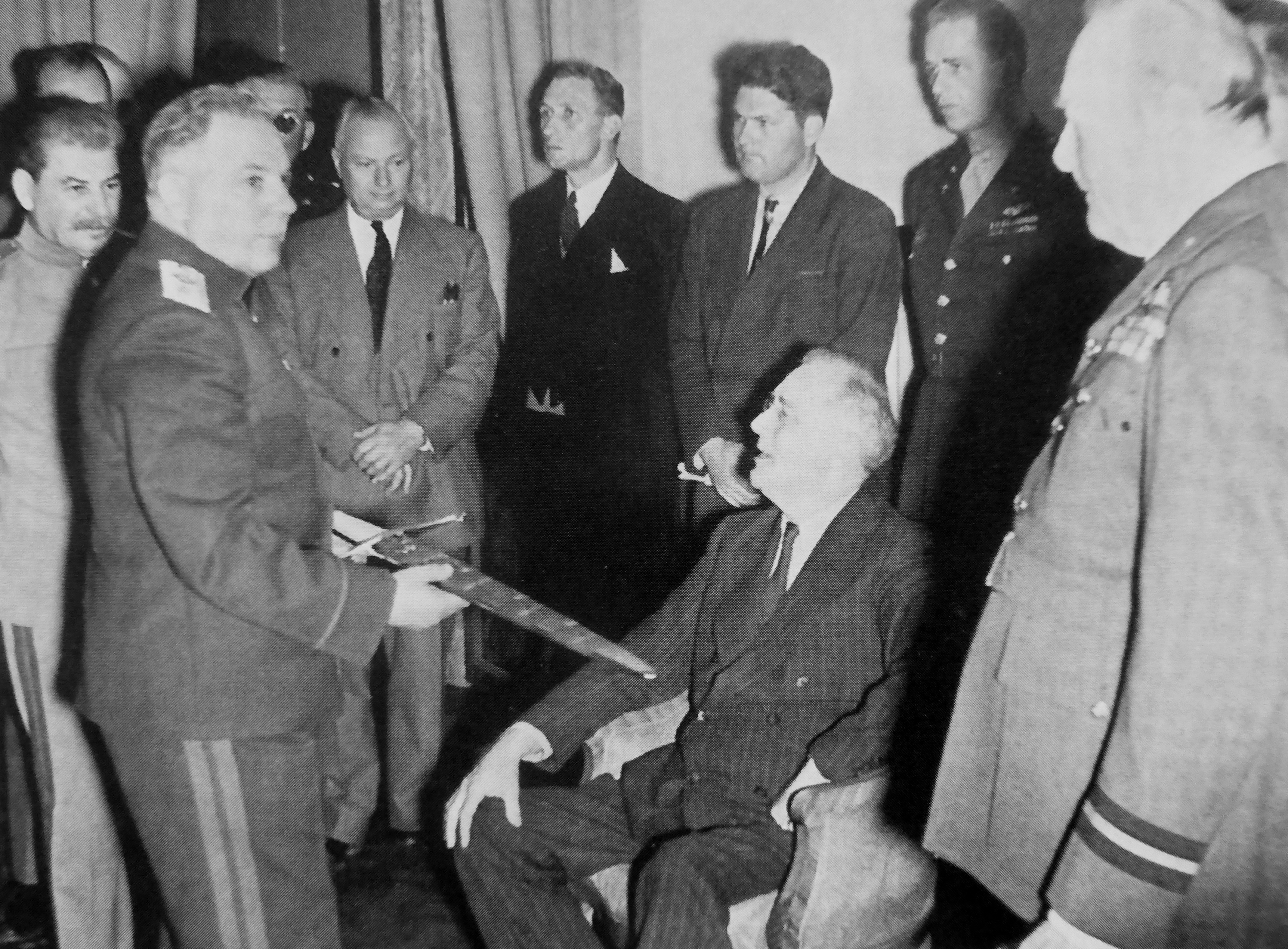 К. Е. Ворошилов держит Сталинградский меч после церемонии вручения в Тегеране