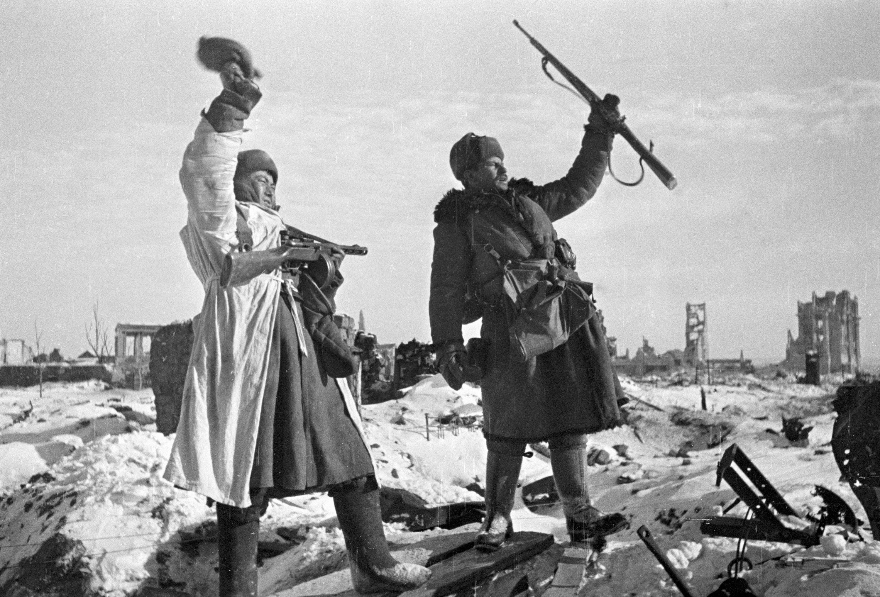 Два красноармейца в освобожденном Сталинграде