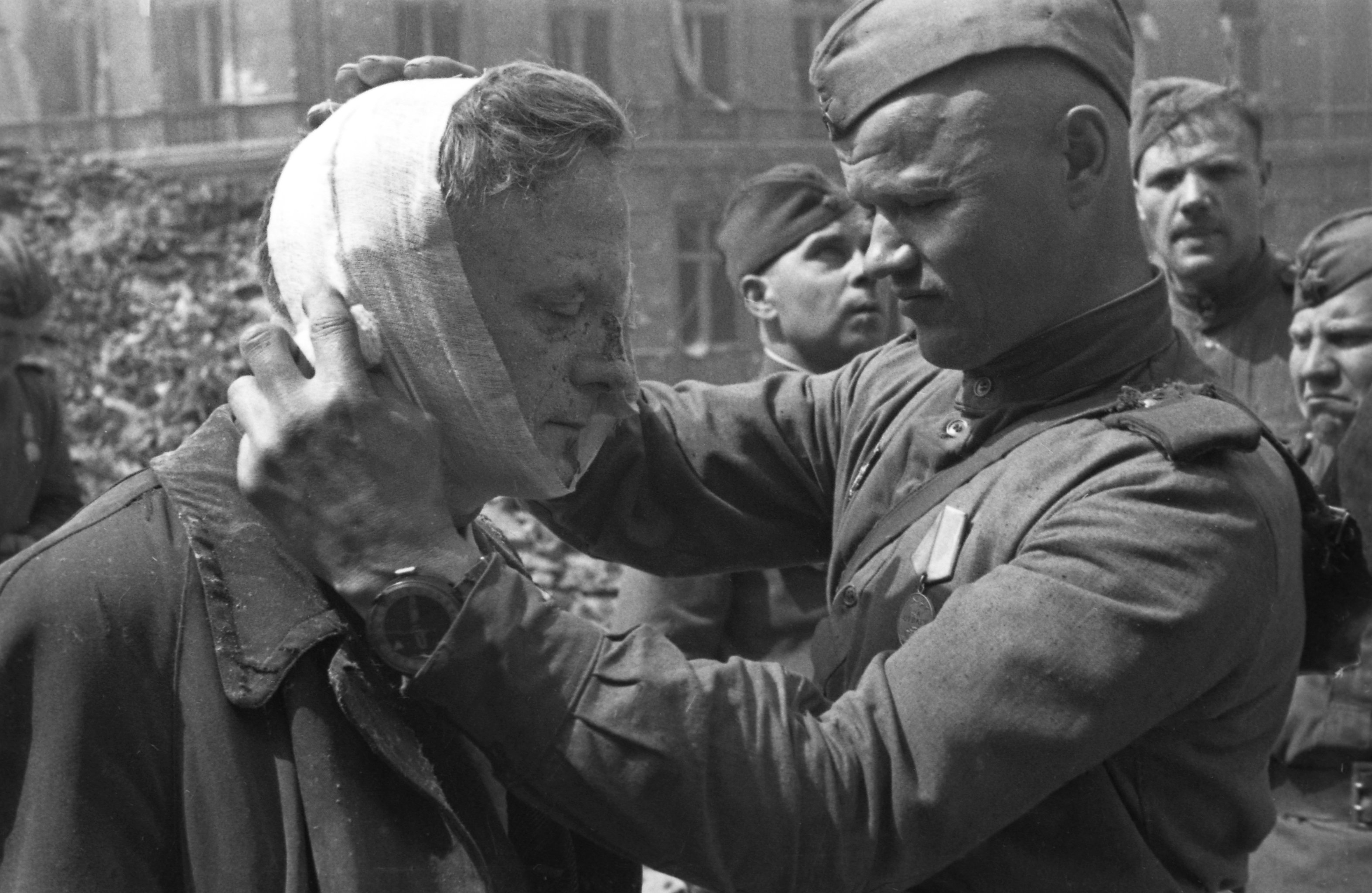 Русские солдаты и немки в 1945 году