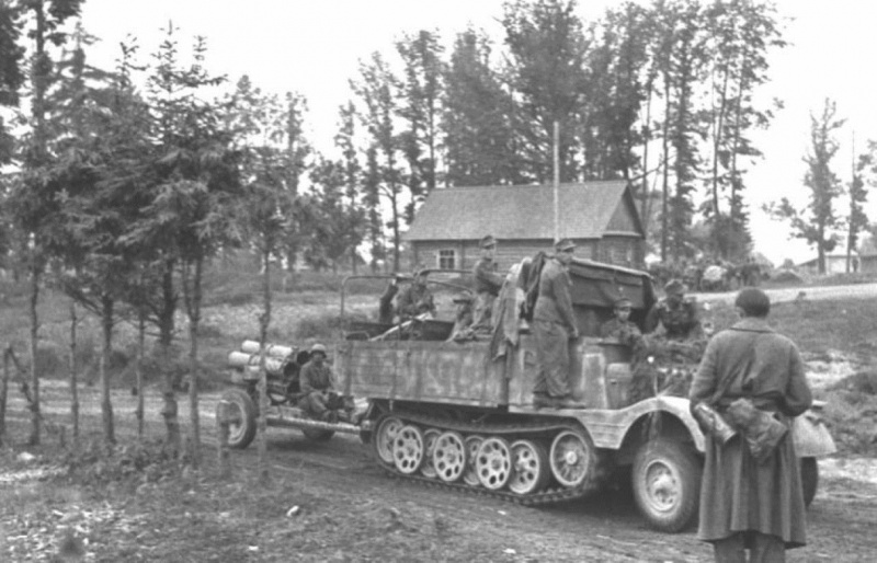 Фото: Немецкий расчет на тягаче Sd.Kfz.11/5, буксирующем реактивный миномет Nebelwerfer 42 Фото: Немецкий расчет на тягаче Sd.Kfz.11/5, буксирующем реактивный миномет Nebelwerfer 42