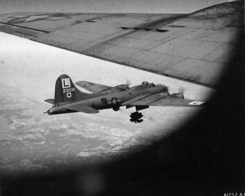 Фото: Бомбардировщики B-17 «Летающая Крепость» 8-й воздушной армии США в ходе бомбардировки целей в Европе Фото: Бомбардировщики B-17 «Летающая Крепость» 8-й воздушной армии США в ходе бомбардировки целей в Европе