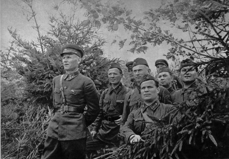 Фото: Генерал-лейтенант И.С. Конев с писателями М.А. Шолоховым, А.А. Фадеевым, Е.П. Петровым Фото: Генерал-лейтенант И.С. Конев с писателями М.А. Шолоховым, А.А. Фадеевым, Е.П. Петровым